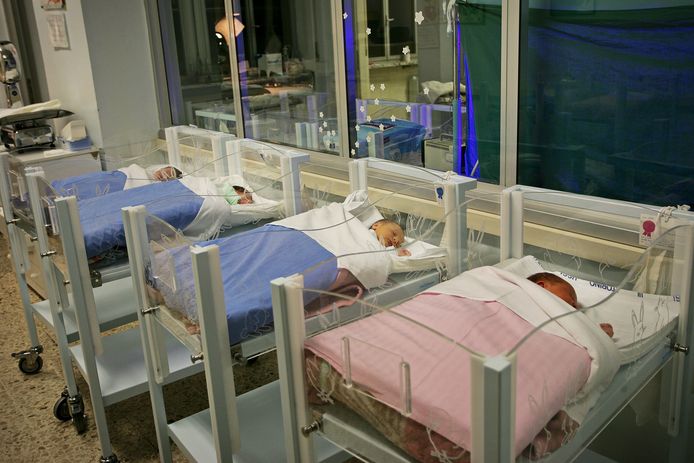 Pasgeboren baby's in een ziekenhuis. Beeld ter illustratie.