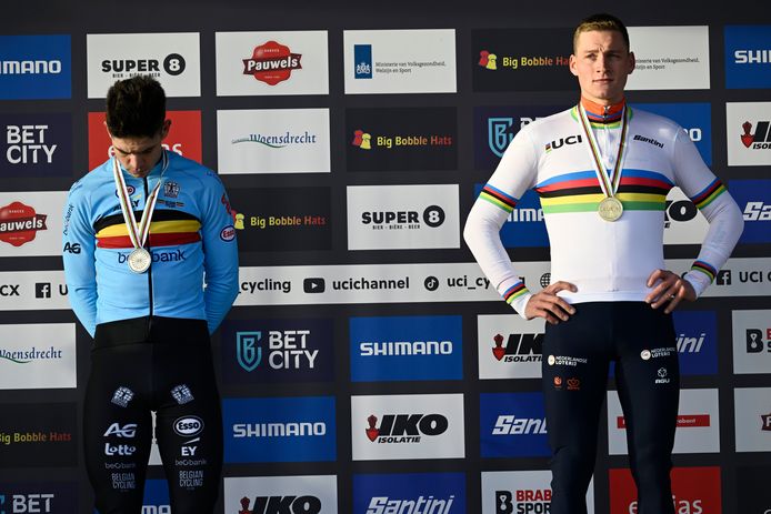 La tête basse pour Wout van Aert, le torse bombé et le maillot arc-en-ciel pour Mathieu van der Poel: le Belge a connu une énorme désillusion à Hoogerheide, dimanche après-midi.