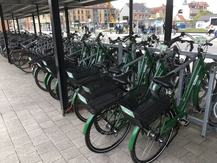 Deelfietsen bij het station in Diksmuide als illustratie