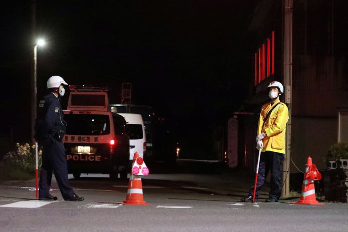 Politieagenten bij een afzetting in de straat in de Japanse stad Nakano waar de vermoedelijke dader van de fatale steek- en schietpartij zich schuilhield.