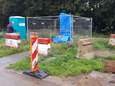 Monument voor oorlogsvliegers ingepakt in blauw plastic