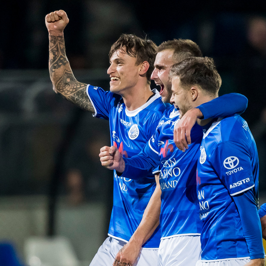 De spelers van FC Den Bosch vieren de overwinning op Twente uitbundig.