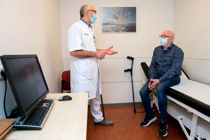 Orthopedisch chirurg Peter Joosten (links) van het Amphia Ziekenuis in gesprek met Rinus Biemans uit Dongen die onlangs in het Park Medisch Centrum in Rotterdam een nieuwe heup heeft gekregen.