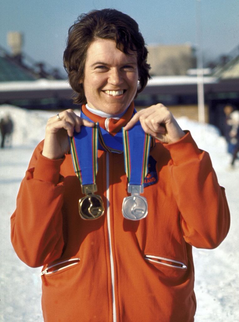 Stien Kaiser toont de medailles die ze op de Olympische Spelen in Sapporo in 1972 heeft gewonnen: goud op de 3.000 meter en zilver op de 1.500.  Beeld ANP