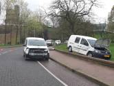 Schade aan bestelbusjes na botsing op Voerweg in Nijmegen