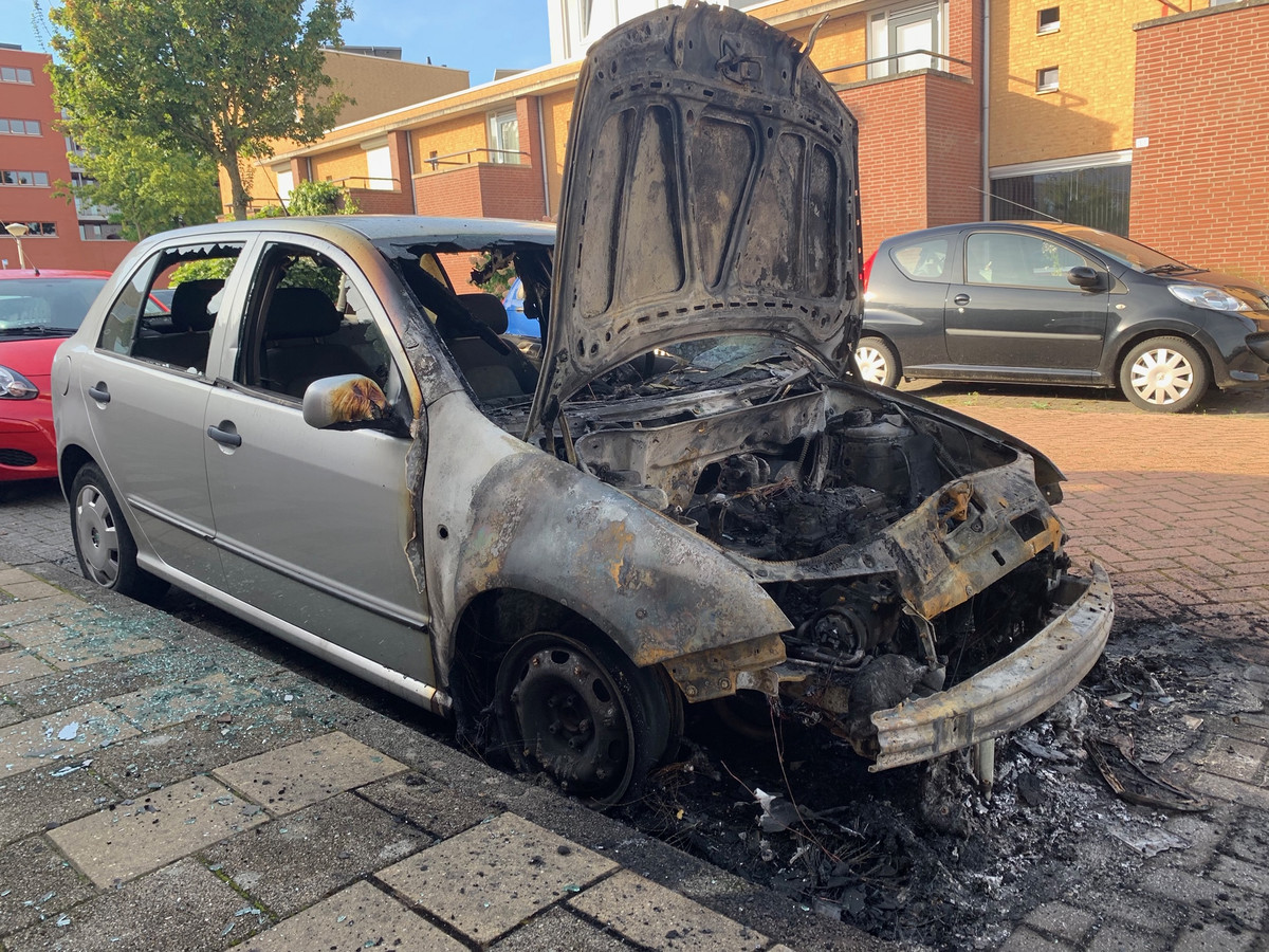 Busje en auto in brand in Eindhoven, politie gaat uit van