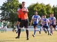 Jarell Lopulalan van ESA vliegt in de armen van doelman Tim Hol na de winnende penalty in de strafschoppenserie tegen SC Rouveen.