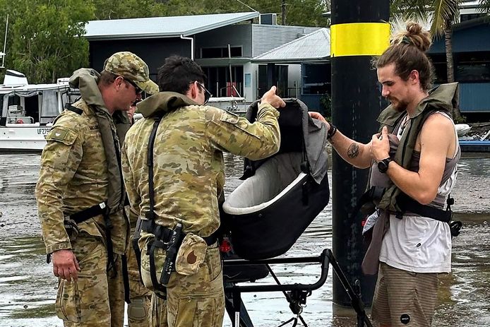 De Australische marine helpt bij evacuaties in de kustgemeentes ten noorden van Cairns na cycloon Jesper.