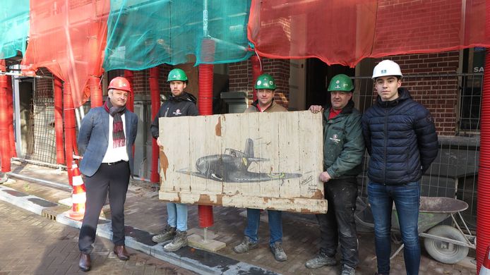 De mannen van Salverda Bouw uit ’t Harde deden een bijzondere vondst bij de restauratie van een huis in Amsterdam. Vlnr. Filip Bloem (Verzetsmuseum), werkvoorbereider Gerben Boneschansker, voorman Henk Wolf, timmerman André Morren en stagiair Joël Bultman.