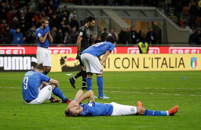 De Italianen liggen uitgeteld op de grond na hun uitschakeling tegen Zweden. Daardoor miste de Squadra het WK 2018.
