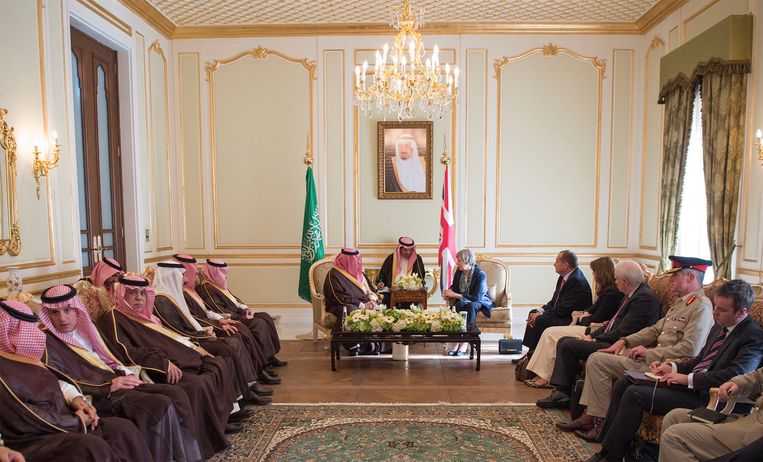 De Saudische kroonprins Muhammad bin Nayef ontving gisteren de Britse premier Theresa May in Riyadh. Beeld REUTERS