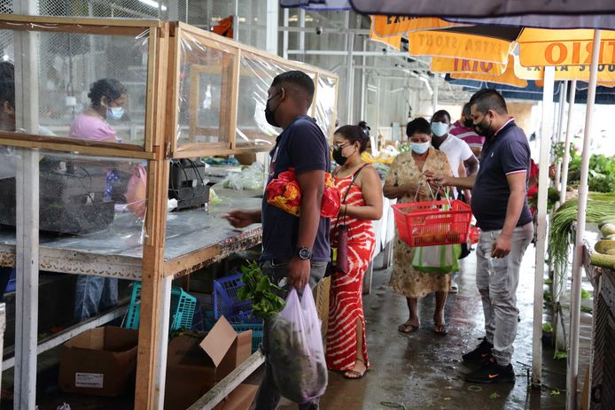 Surinamers in de rij bij een winkel tijdens de lockdownperiode