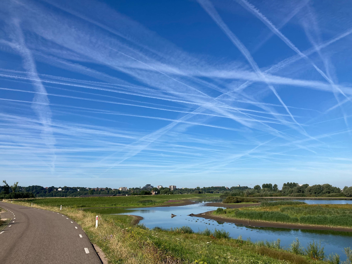 Opvallend veel strepen in de lucht te zien ‘Vliegen er zó veel meer vliegtuigen?’ Foto ed.nl