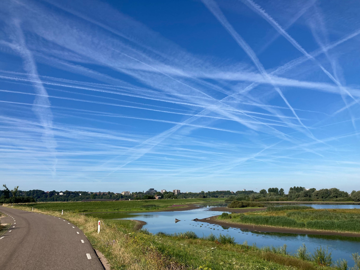 Sporen van vliegtuigen boven de Ooijpolder bij Nijmegen, bij de Oude Waal.