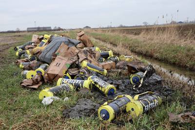 Grote lading lachgascilinders gedumpt in sloot in Waspik