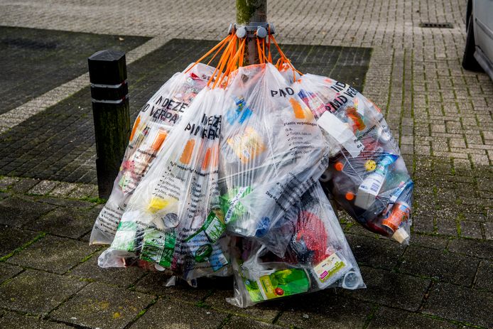 Boete dreigt plastic afval te vroeg is opgehangen Aalburg Rivierenland | AD.nl