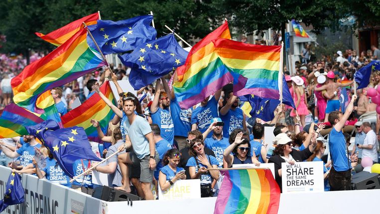 De botenparade van de Gay Pride vaart door de grachten van de binnenstad, Amsterdam 2016. Beeld anp
