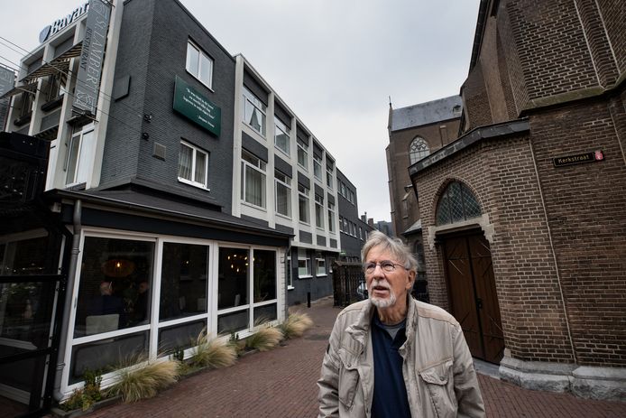 Jacques Vriens bij hotel-restaurant St. Lambert en het Kerkpaadje in Helmond.