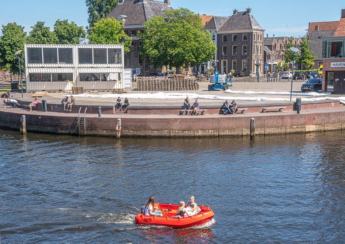 Het stadsstrand is in aanbouw. Vrijdagochtend komt het zand, maandag opent 'Playa Zwolle'. Maar door corona wordt het wel anders dan normaal.