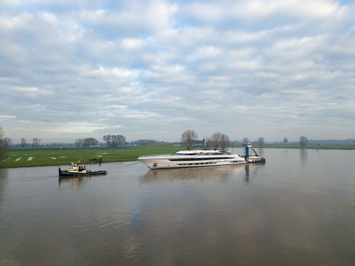 De boot kan pas maandagavond voorbij de brug in Heusden.