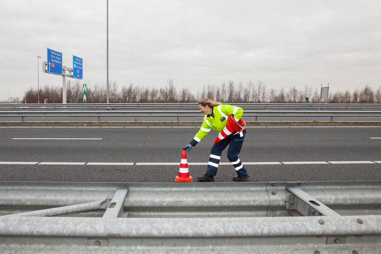 Als ze na het ongeluk hulpdiensten heeft gebeld, zet Mourik rood-witte pionnen op de rechterweghelft Beeld Julie Hrudova