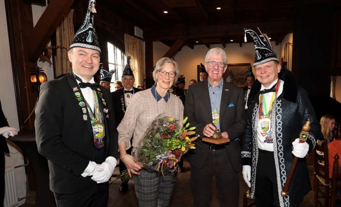 Prins Maarten II en Sik Joost reiken de onderscheiding Beste peer uit aan Willy Brandsma en zijn echtgenote Alie.