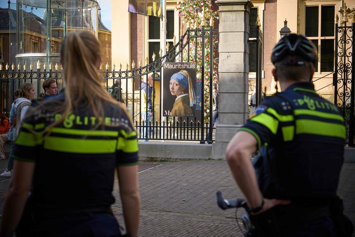 Politie aan het Mauritshuis.