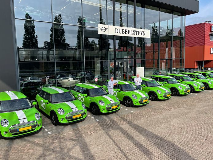 Go Sharing start ook met deelauto’s. Het Dordtse Dubbelsteyn De Fonkert gaat de elektrische Mini’s leveren.