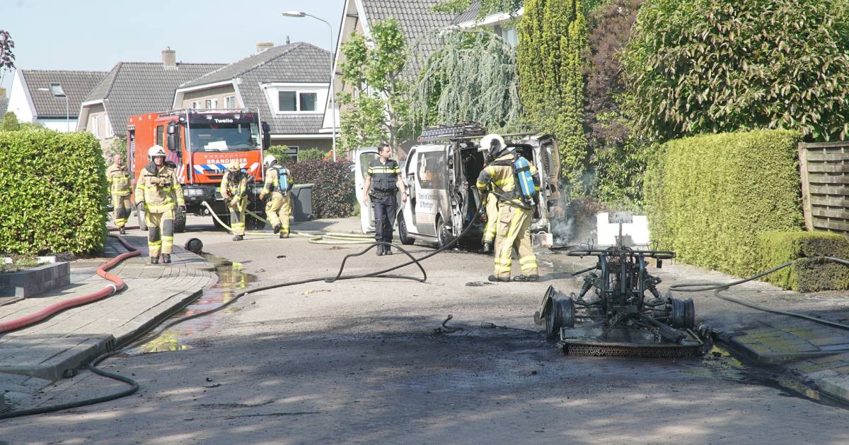 Bizar ongeluk: gasfles op brandende quad ontploft en boort zich in busje.