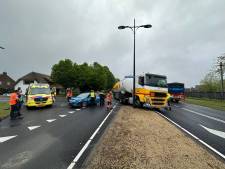 Trucker in Rijssen wil uitwijken maar ramt lantaarnpaal: Reggesingel en Nijverdalseweg dicht