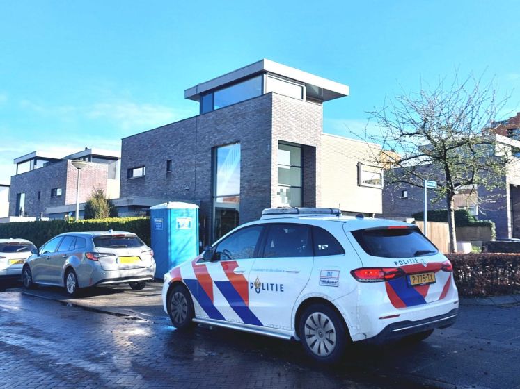 Politie doorzoekt woning in Apeldoorn na vondst dode vrouw Wenum-Wiesel