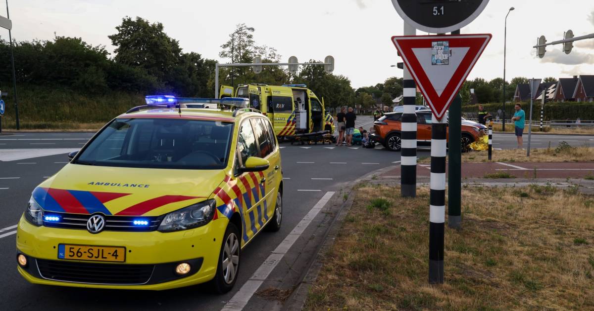 Meisje zwaargewond bij botsing tussen scooter en auto in Schijndel: ‘We probeerden nog te remmen’.