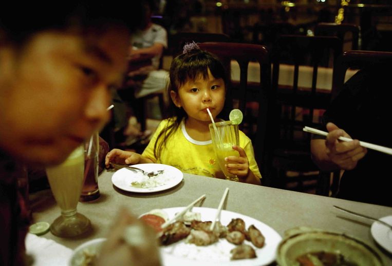 Een Chinees meisje in een Chinees restaurant in Jakarta. Beeld Kick Smeets