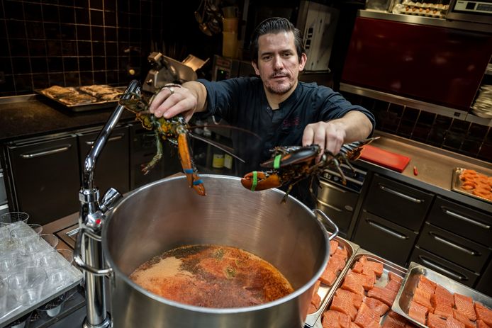 Chef-kok Kristof Eylenbosch geeft alvast twee van minstens 150 kreeften een bouillonbad. Daarnaast wachten ook al de tientallen moten zalm.