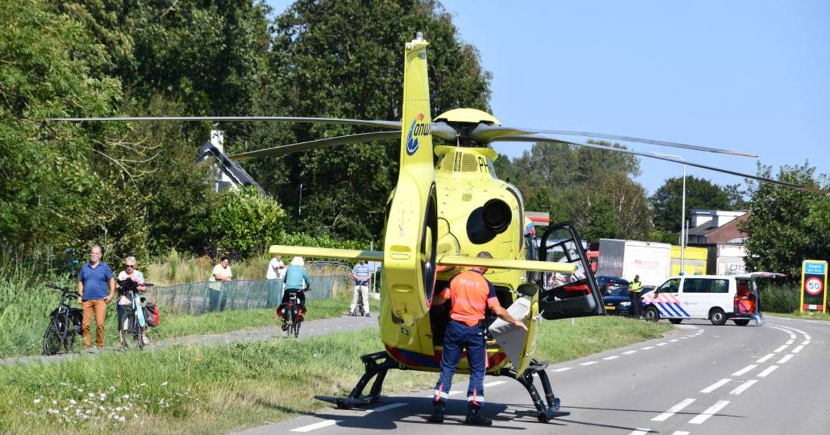 Twee fietsers gewond naar ziekenhuis na botsing op Veerseweg in Veere.