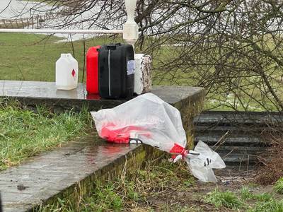 Kannen met mogelijk drugsafval aangetroffen op parkeerplaats bij Heerewaarden
