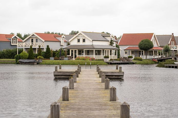 Zuytland Buiten is een recreatiepark in Zuidland, gelegen naast Spijkenisse. Bouwbedrijf Goedhuis uit Hendrik-Ido-Ambacht gaat er nu 76 woningen bij bouwen.