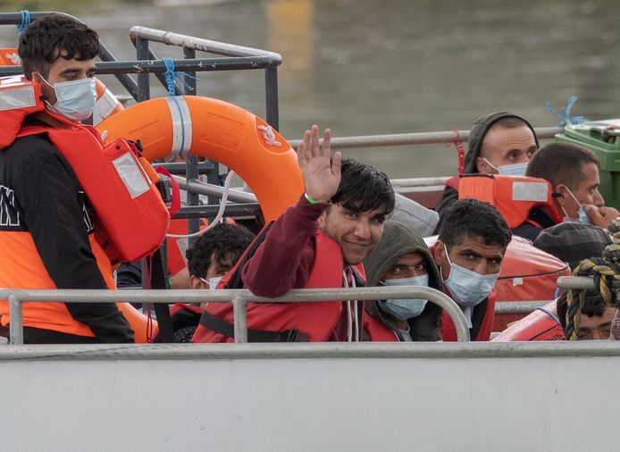 Archiefbeeld. Migranten aan boord van een boot van de Britse Kustwacht die aanlegt in de haven van Engelse Dover. (27/08/22)
