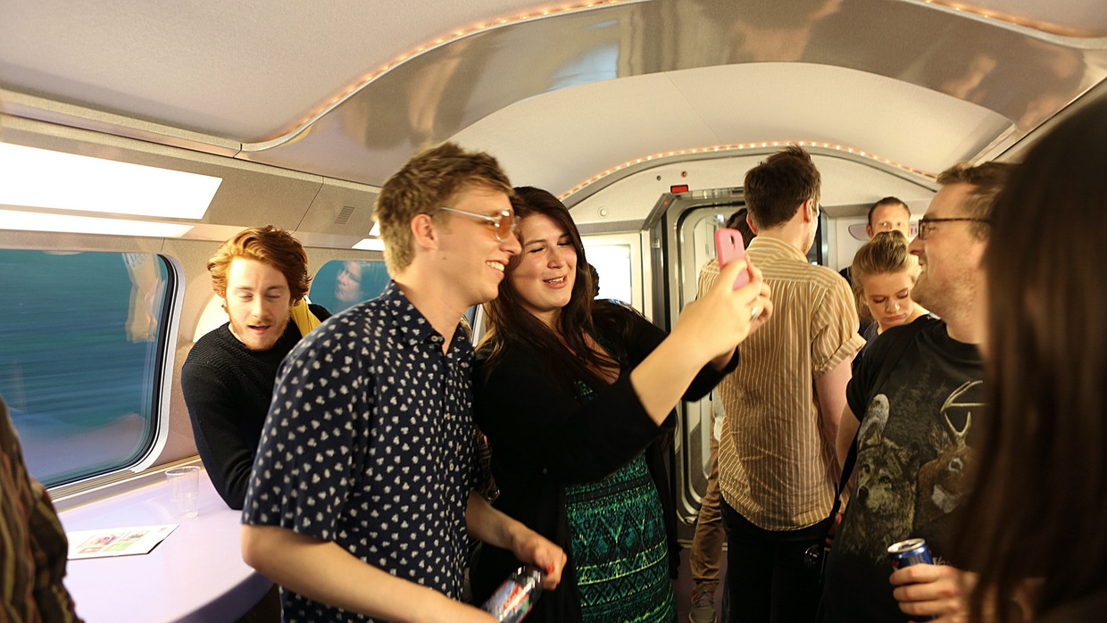 Fan neemt selfie met George Ezra in de trein Beeld Sony