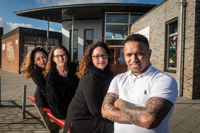 Nico Baloeboen samen met zijn vrouw Latoyah, schoonmoeder Annelies en vriendin Sharon Rahajaän voor basisschool Het Stroomdal in Zwolle, waar de nieuwe kerk is gevestigd.