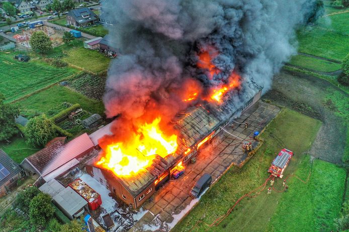 Grote brand in de loods van interieurbedrijf Interia in Bergeijk.