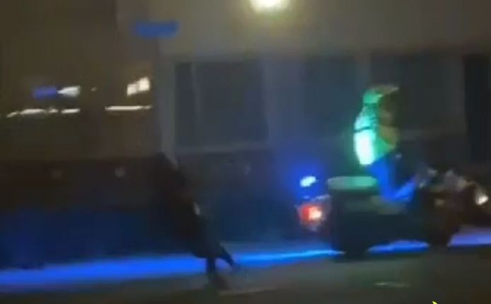 Een motoragent is op de kruising van de Heideanjer en Paardenbloem in Duiven door een scooterrijder van zijn motor geschopt.
