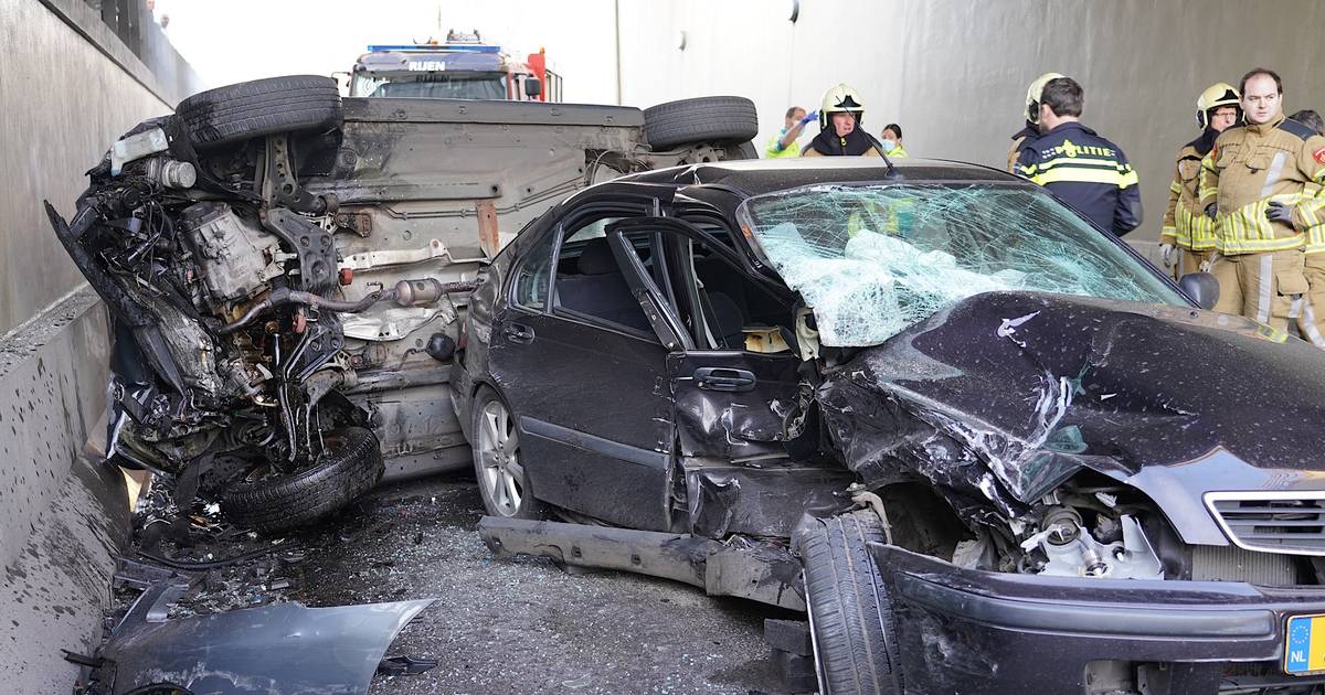 Botsing in tunnel tussen twee autos in Rijen: twee personen gewond.