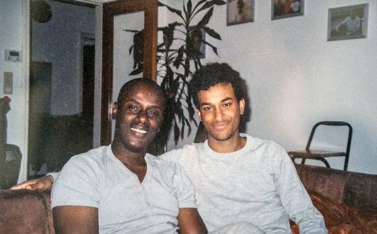 Ousmane Dia met zijn zoon Sanda. ‘Alles wat ik niet heb kunnen bereiken, ging hij wel bereiken.’
 Beeld Tim Dirven