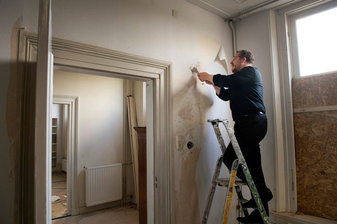 Pastoor Jochem van Velthoven aan het werk in de pastorie.