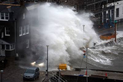 Inwoners Schots stadje geëvacueerd uit vrees voor “levensgevaarlijke” storm Babet, lichaam vrouw (57) uit rivier gehaald