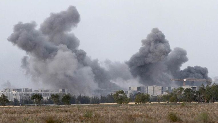 Rook boven de stad Sirte na een bombardement van de NAVO. Beeld reuters