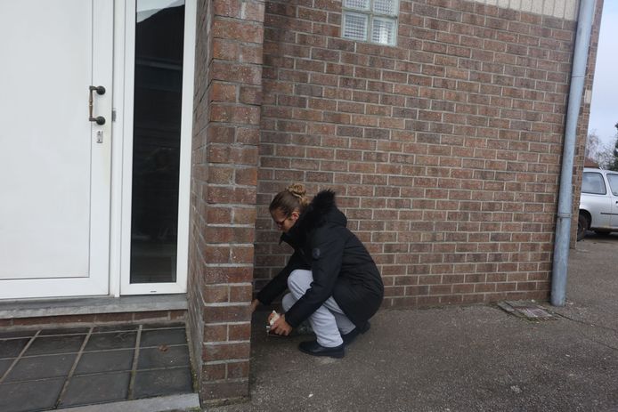 Mariska Burghoorn kwam bloemen leggen bij de woning waar een vrouw en haar twee kinderen gedood werden. Ze is zelf jonge mama en voelt zich erg betrokken.