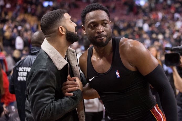 GOEIE VRIENDEN. Drake groet Miami Heat-ster Dwayne Wade.