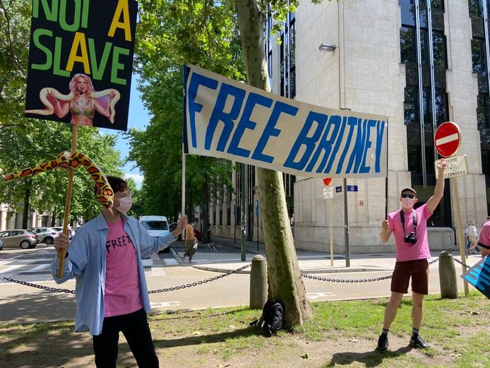 Sancho Hemelsoen (rechts) organiseert het 'Free Britney'-protest in Brussel.
